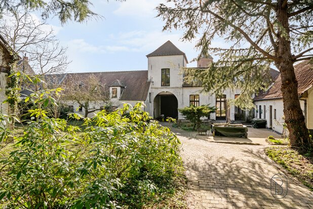 Maison de caractère avec magnifique jardin
