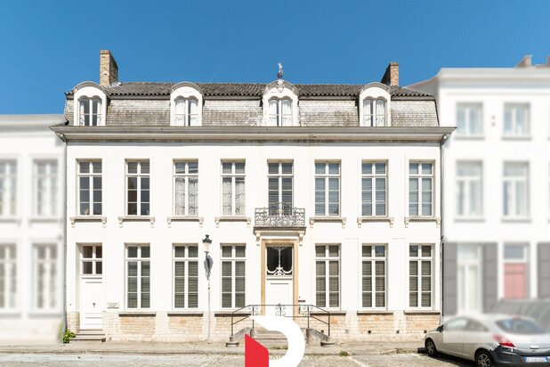 Exclusief burgerhuis met diephuis op een perceel van +/- 592 m² in centrum Brugge.