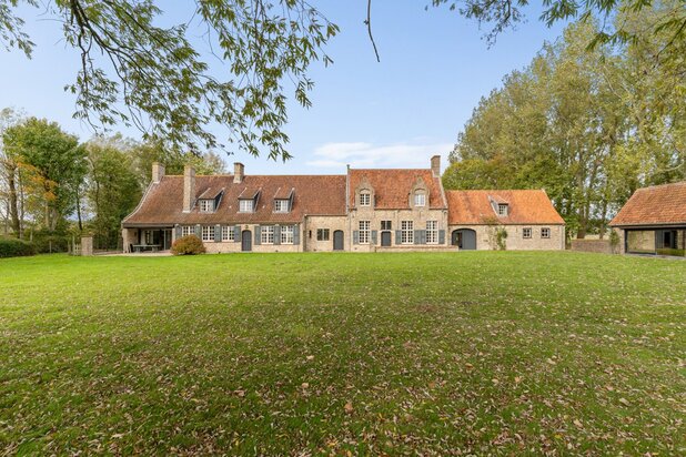Exclusief landhuis “Reigershof” met bijgebouw en uniek domein te Damme