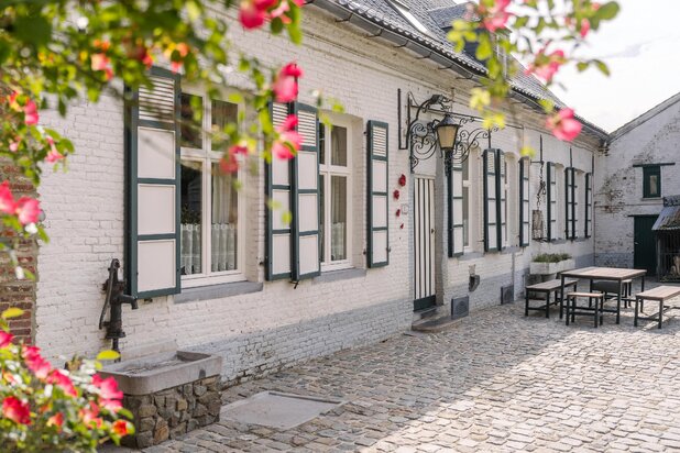 Authentieke, charmante vierkantshoeve te koop te Brakel.