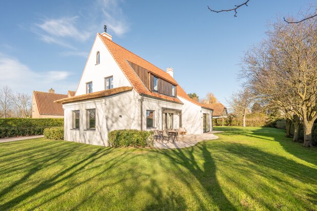 Stijlvol gerenoveerde villa op een ruim perceel in een residentiële villawijk nabij het centrum van Knokke