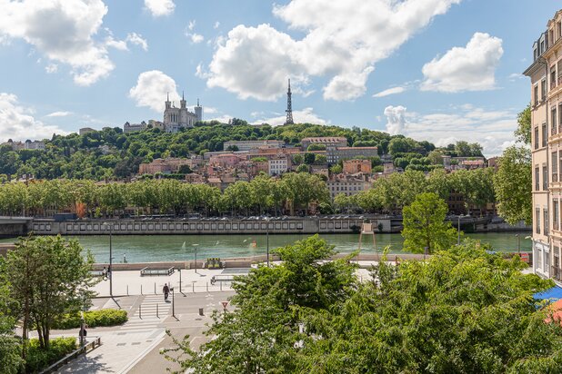 Appartement à rénover dans magnifique immeuble néo-gothique
