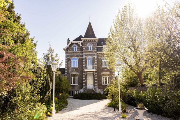 Uniek klein kasteeltje met koetshuis + tuin