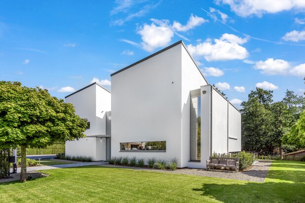 Hoogstaande villa met binnenzwembad te Lanaken