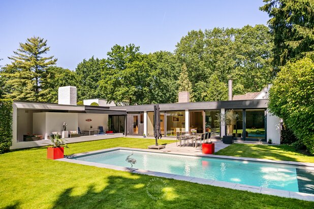 Tijdloze modernistische villa in het groen met verwarmd zwembad en absolute privacy