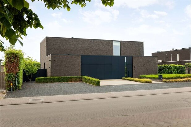 Stijlvol architecturale villa met 4 slaapkamers en prachtige tuin op een zonnig perceel van 9a01ca