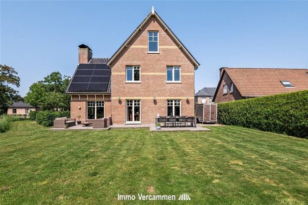 Elegante herenwoning met 4 slaapkamers, ruime zolder en zonnige tuin in Koningshooikt