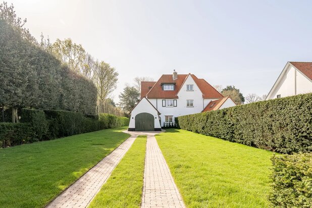 Prachtige, recent gerenoveerde koppelvilla met 5 slaapkamers en zuidgerichte tuin in het hart van het Zoute aan de golf