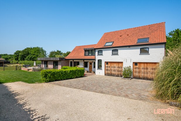 Unieke hoevevilla met paardenfaciliteiten op toplocatie in Asse