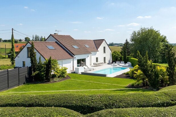 Prestigevilla midden in het landelijke groen