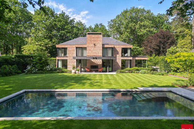 Architectenvilla met zwembad en ZW tuin in Hof Ter Linden