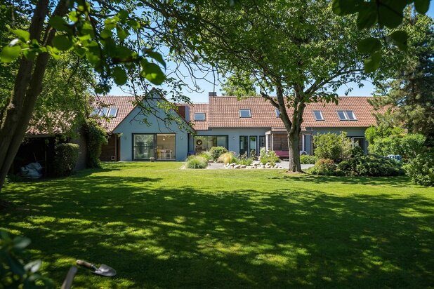 Exceptional property with independent living accommodation on a 2,070 m² plot
