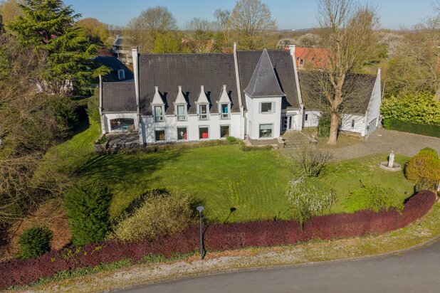 Exclusieve villa van ±870 m² op privédomein van 32 are