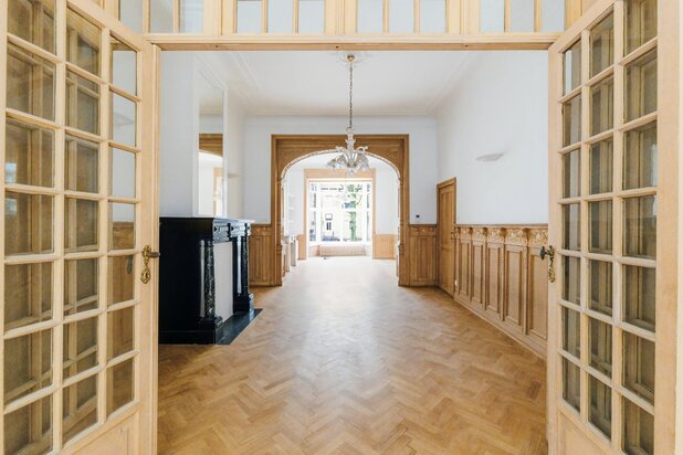 Churchill: Prachtig gerenoveerde tuinverdieping met 2 slaapkamers - Badkamer- garage