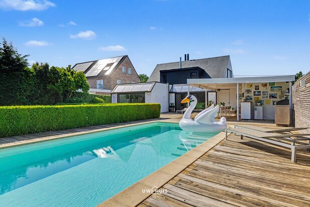 Ruime villa met, zwembad, poolhouse en zuidgerichte tuin op een perceel van 1.540 m²