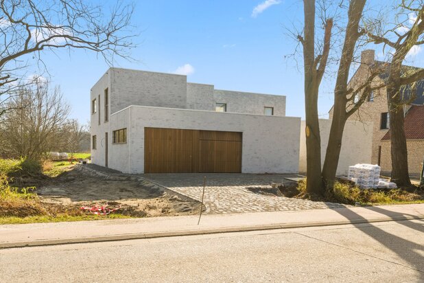 Moderne nieuwbouwvilla op ruim 40 are met vrij zicht