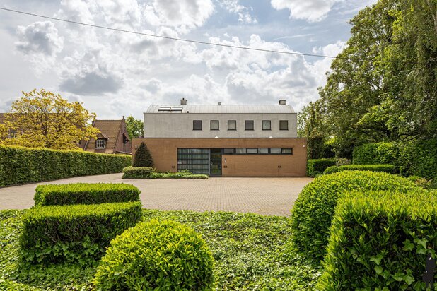 Riante woning met praktijkruimte op mooi perceel te Lier.
