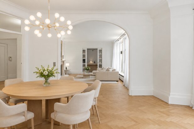 Luxueus gerenoveerd 2 slpk appartement in Art Deco-gebouw
