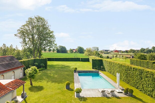 Landelijke villa omgeven door groen 