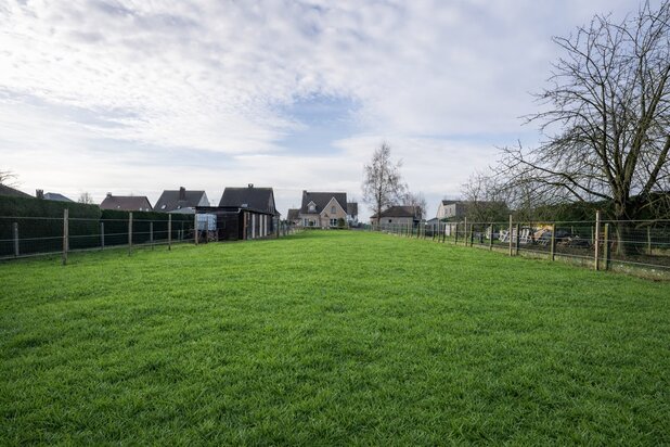 Vrijstaande villa met paardenstallen en weide.