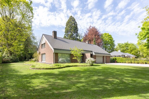 Ruime villa met praktijkruimte op toplocatie in Schotenhof.