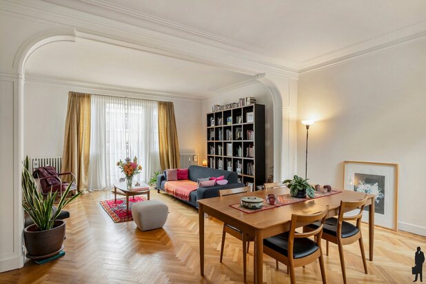 Karaktervolle penthouse met uitzonderlijke lichtinval. 