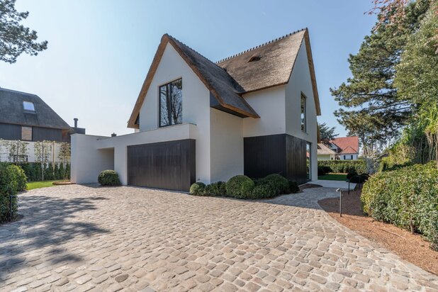 New-build villa with a pool and 5 bedrooms nearby golf club