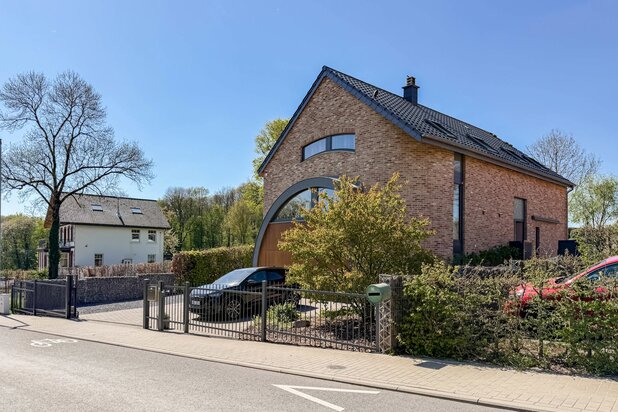 Maison d’architecte durable avec volumes spectaculaires