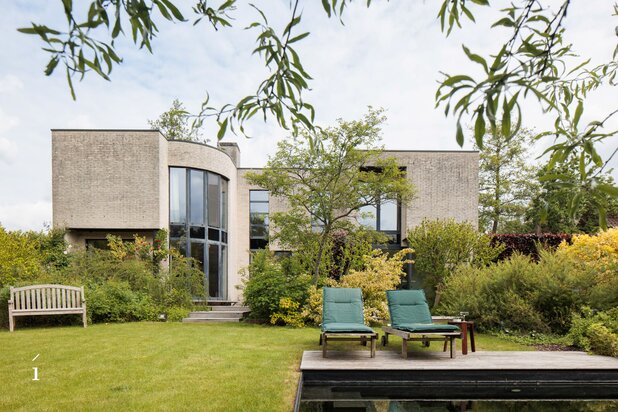 Architecturale villa met zwemvijver en uitzonderlijke privacy