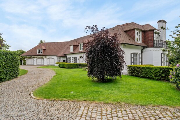 Élégante villa de qualité de 1008m² située sur un terrain de 6709m² à distance de marche du centre-ville de Maaseik.