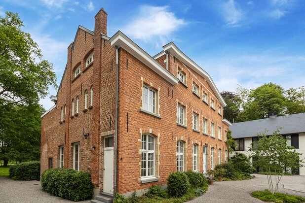 Maison de caractère, ancienne cure, dans un domaine résidentiel privatif unique avec un magnifique jardin parc