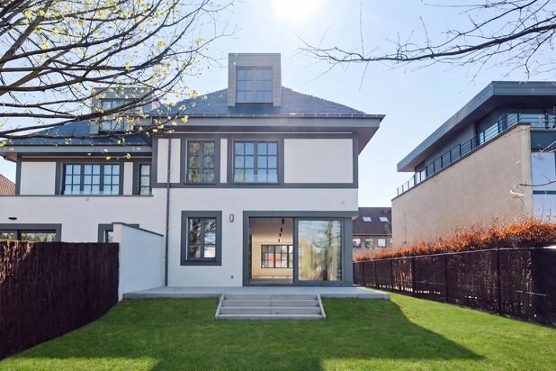 Prachtig nieuw huis met 6 slaapkamers – tuin – garage