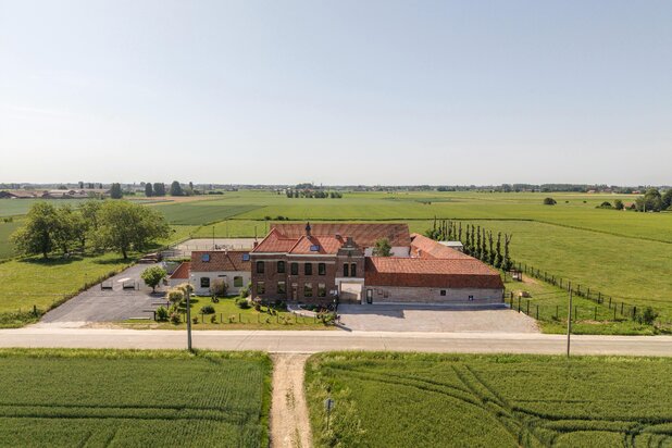Charmante ferme avec vue dégagée sur le Kemmelberg et multiples possibilités sur 7.425 m²