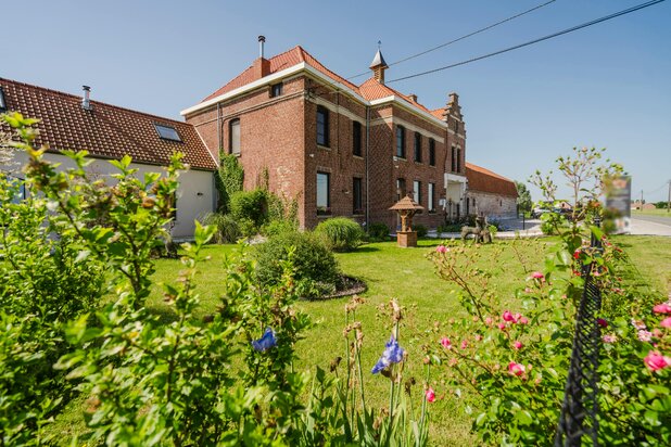 Charmante ferme avec vue dégagée sur le Kemmelberg et multiples possibilités sur 7.425 m²