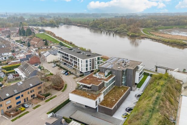Stijlvol appartement met zicht op het water en binnenzwembad