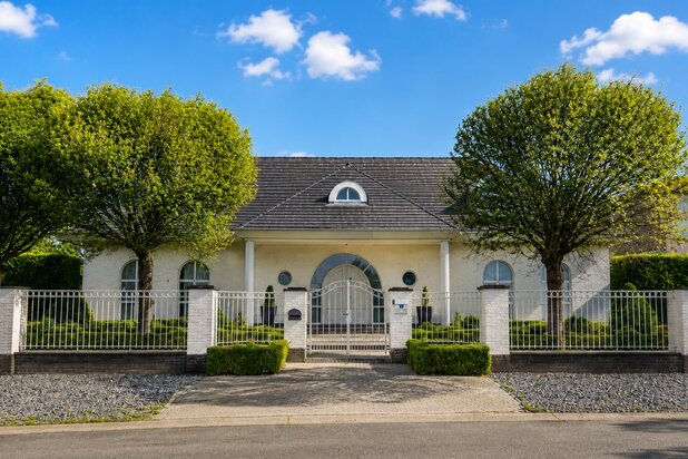 Karaktervolle villa met 4 slaapkamers op een uitzonderlijk perceel in Rekem