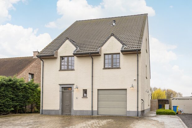 Prachtig afgewerkte villa met verwarmd zwembad