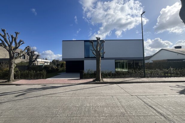 Moderne nieuwbouw villa te huur, rustig gelegen in Knokke