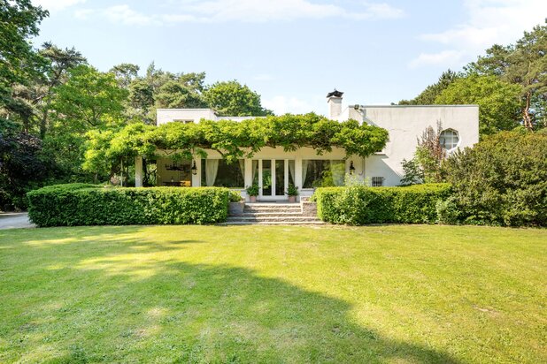 Villa unique sur un domaine exceptionnel d'environ 8,4 hectares.