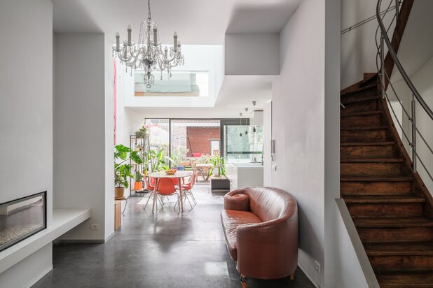 Architecturale burgerwoning naar de hand van Enplus architecten met stadstuin en polyvalente achterbouw op een boogscheut van het stadscentrum.