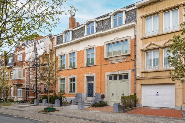 Herenhuis met zwembad, garage en parkeerplaats