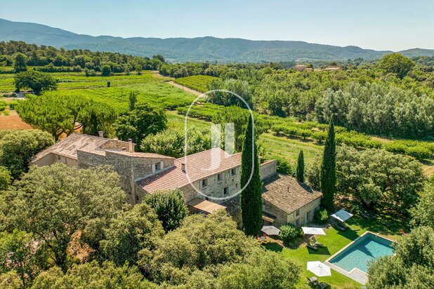 Uitzonderlijk stenen huis aan de voet van de Ventoux