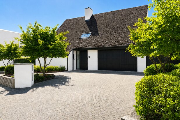 Zeer rustig gelegen, volledig gerenoveerde alleenstaande villa met zonnige tuin