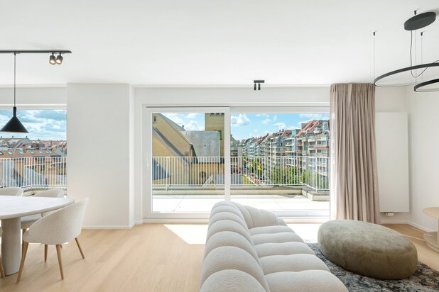Penthouse lumineux et prêt à emménager avec façade de 10 mètres