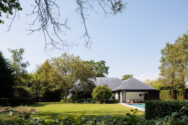 Discrete villa op een subliem aangelegd parkperceel in Deurle