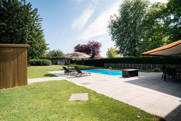 Villa met zwembad op ruim perceel in Deinze