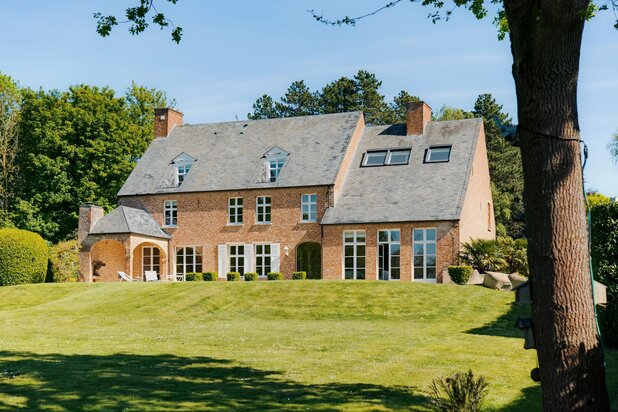 Uitzonderlijke villa van meer dan 1000m² gelegen op een terrein van ± 35 are