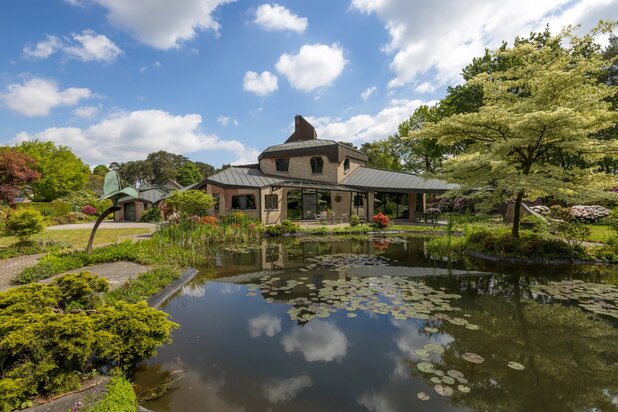 Une villa exceptionnelle où l'architecture, la nature et l'art se rejoignent en parfaite harmonie.