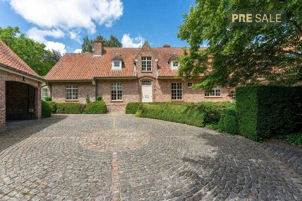 Maison de campagne de style ferme magnifiquement située à vendre à Marke