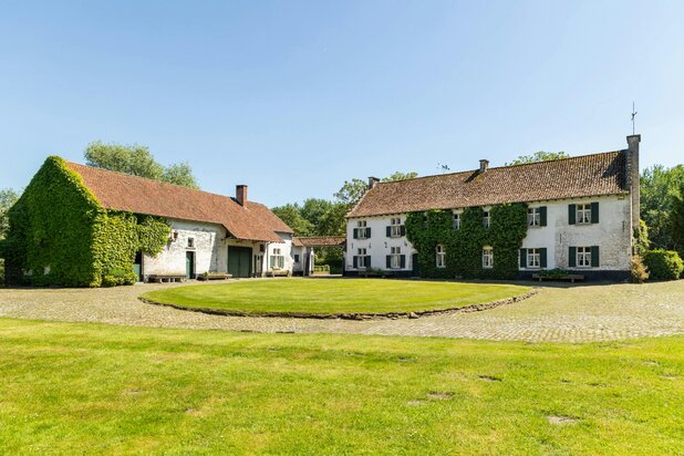 Historische kasteelhoeve en waterburcht te koop in Grimbergen 